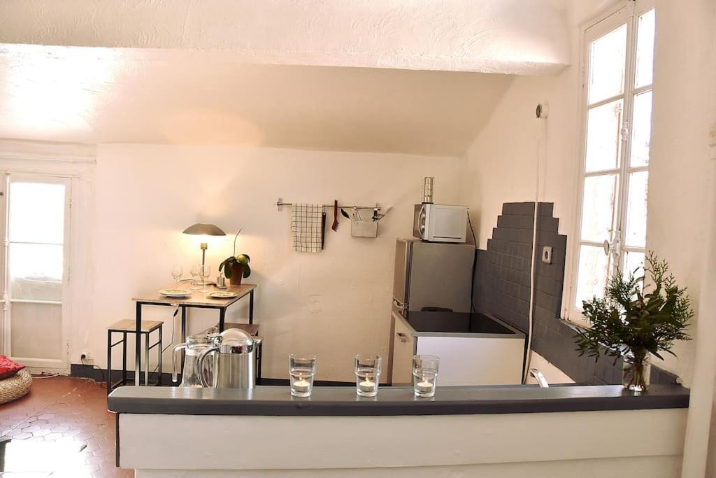 Lovely Flat In The Heart Of The Medieval City Hyeres Exterior photo